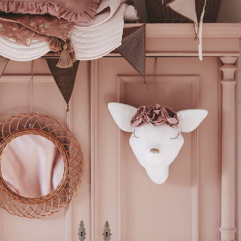 The Deer with the Pink Flowers – Love Me Decoration