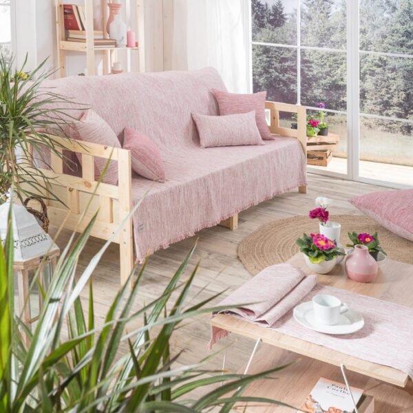 Ριχτάρι καναπέ μονόχρωμο διακοσμημένο με μαξιλάρια και τραβέρσα