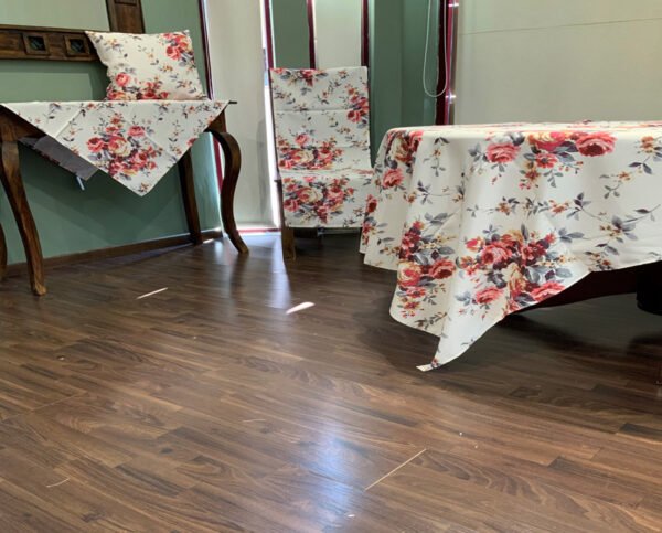 Blossom Τραβέρσα με φλοράλ σχέδιο απλωμένη σε καρέκλα με μαξιλάρι και τραπεζομάντηλο