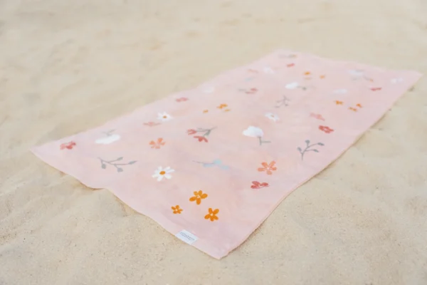Flowers & Butterflies Πετσέτα Θαλάσσης με σχέδιο λουλουδάκια, απλωμένη σε άμμο