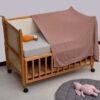 Hood For Girls Βρεφική Κουβέρτα Ροζ 2 Διαστάσεις μονόχρωμη απλωμένη σε βρεφικό κρεβάτι