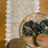 Lace Τραβέρσα Μπεζ με δαντέλα απλωμένη σε τραπέζι με διακοσμητική πιατέλα από Πολυεστέρα -λινό, χρώματος μπεζ