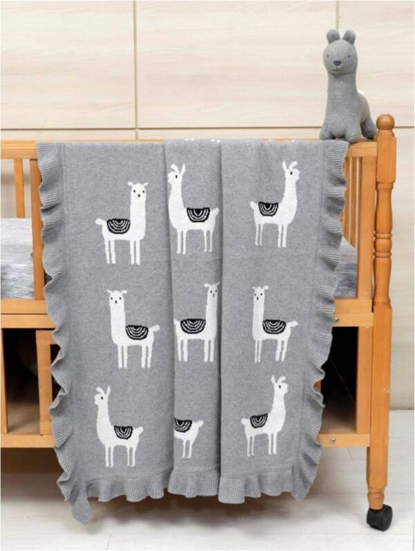Lama Toy Βρεφική Κουβέρτα Grey με σχέδιο λάμα απλωμένη σε βρεφικό κρεβάτι