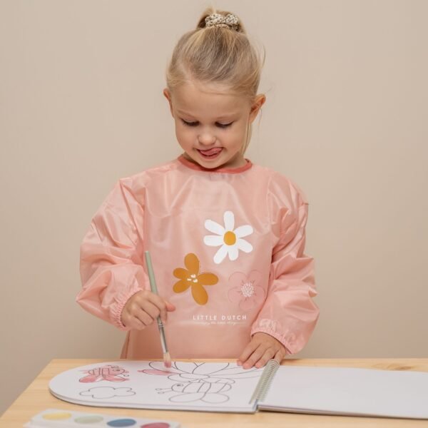 Little Pink Flowers Μπλουζάκι Ποδιά Ζωγραφικής με σχέδιο λουλουδάκια με κλείσιμο velcro, φορεμένο από παιδάκι