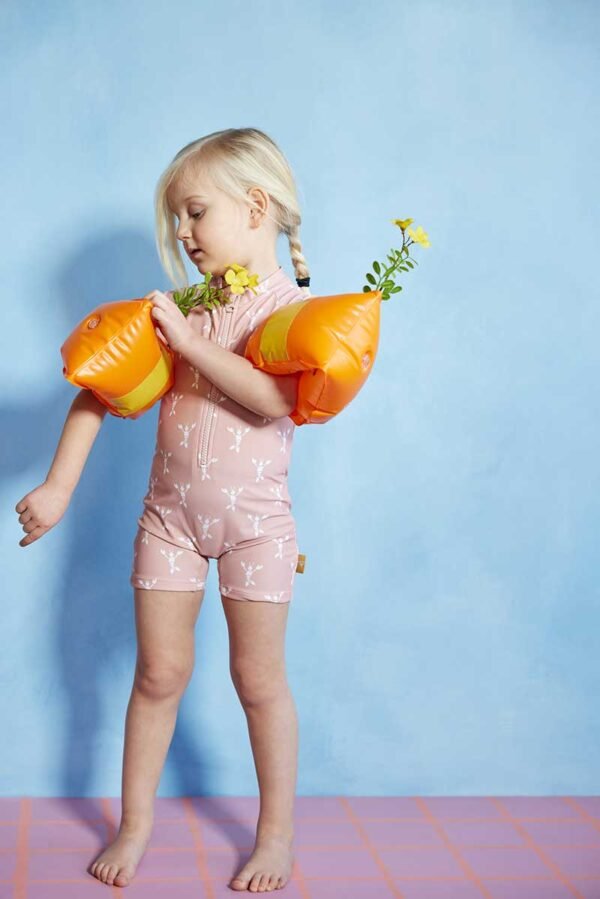 Ολόσωμο μαγιό με προστασία UV50 με χαριτωμένο σχεδιάκι φορεμένο από ένα παιδάκι
