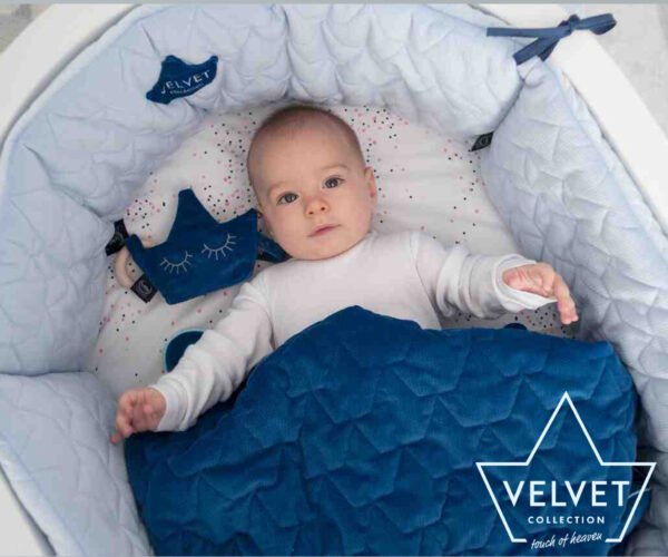 Velvet Πάντα Κούνιας Wind Blue σε μια βρεφική καλαθούνα με ένα μωράκι και μπλε κουβερτούλα