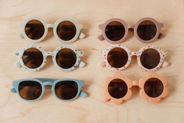 Παιδικά γυαλιά ηλίου σε διάφορα χρώματα με δείκτη προστασίας UV400