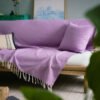 Eartha Ριχτάρι Lilac 372/19 3 Διαστάσεις στρωμένο σε καναπέ με μαξιλάρι