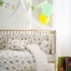 Play Σετ Βρεφικά Σεντόνια 2 Διαστάσεις με σχεδιάκια τσουλήθρες στρωμένα σε παιδικό κρεβάτι
