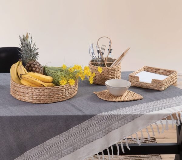 Romano Βάση Για Λάδι Και Ξύδι σε τραπέζι με λουλούδια και άλλα σκεύη από 100% υάκινθο νερού