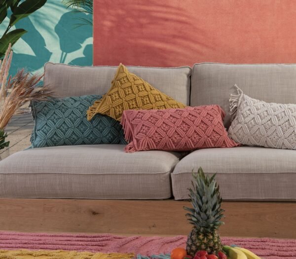 Vainaldo Μαξιλάρι Terra σε 4 χρώματα τοποθετημένα σε καναπέ, με macrame σχέδιο από 100% βαμβάκι με πολυεστερική γέμιση σε διάσταση 30x55 cm