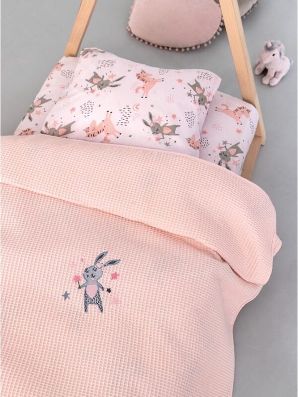Candy Πικέ Βρεφική Κουβέρτα Pink στρωμένη σε κρεβάτι