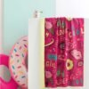 NM1 Παιδική Πετσέτα Θαλάσσης, απλωμένη σε τοίχο με πολύχρωμες λεπτομέρειες