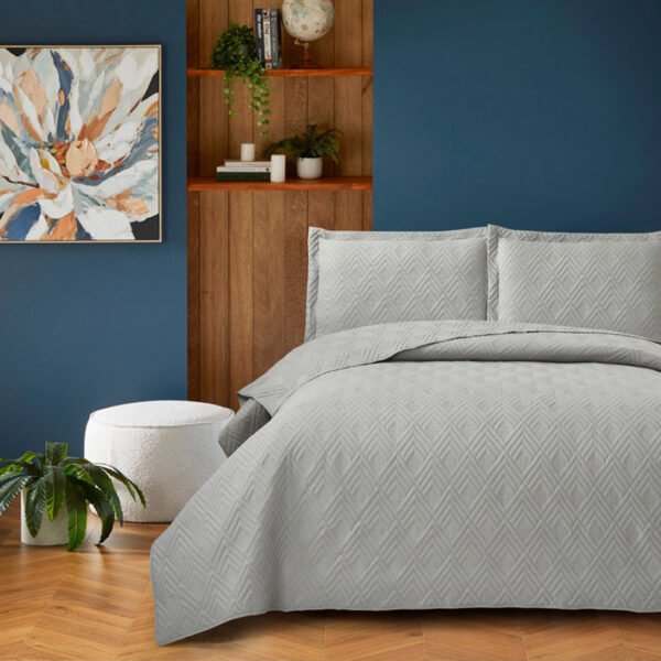 Lugano Κουβερλί Μονό Γκρι στρωμένο σε κρεβάτι με μαξιλαροθήκες, από 100% prewashed microfiber