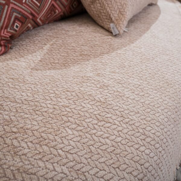 Melrose Ριχτάρι 14 στρωμένο σε καναπέ με μαξιλάρια
