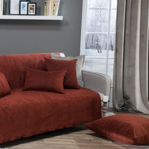 Solid Ριχτάρι 305 στρωμένο σε καναπέ με μαξιλάρια