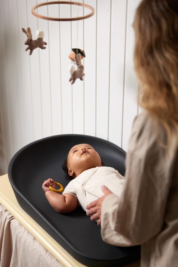 Bobbie Soft Feel Αλλαξιέρα Dark Grey, από 100% αφρό Πολυουρεθάνης, με ένα μωρό πάνω