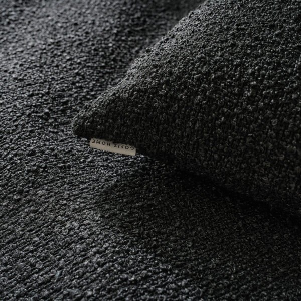 Saga Sofa Quilt Pure Black στρωμένο σε καναπέ
