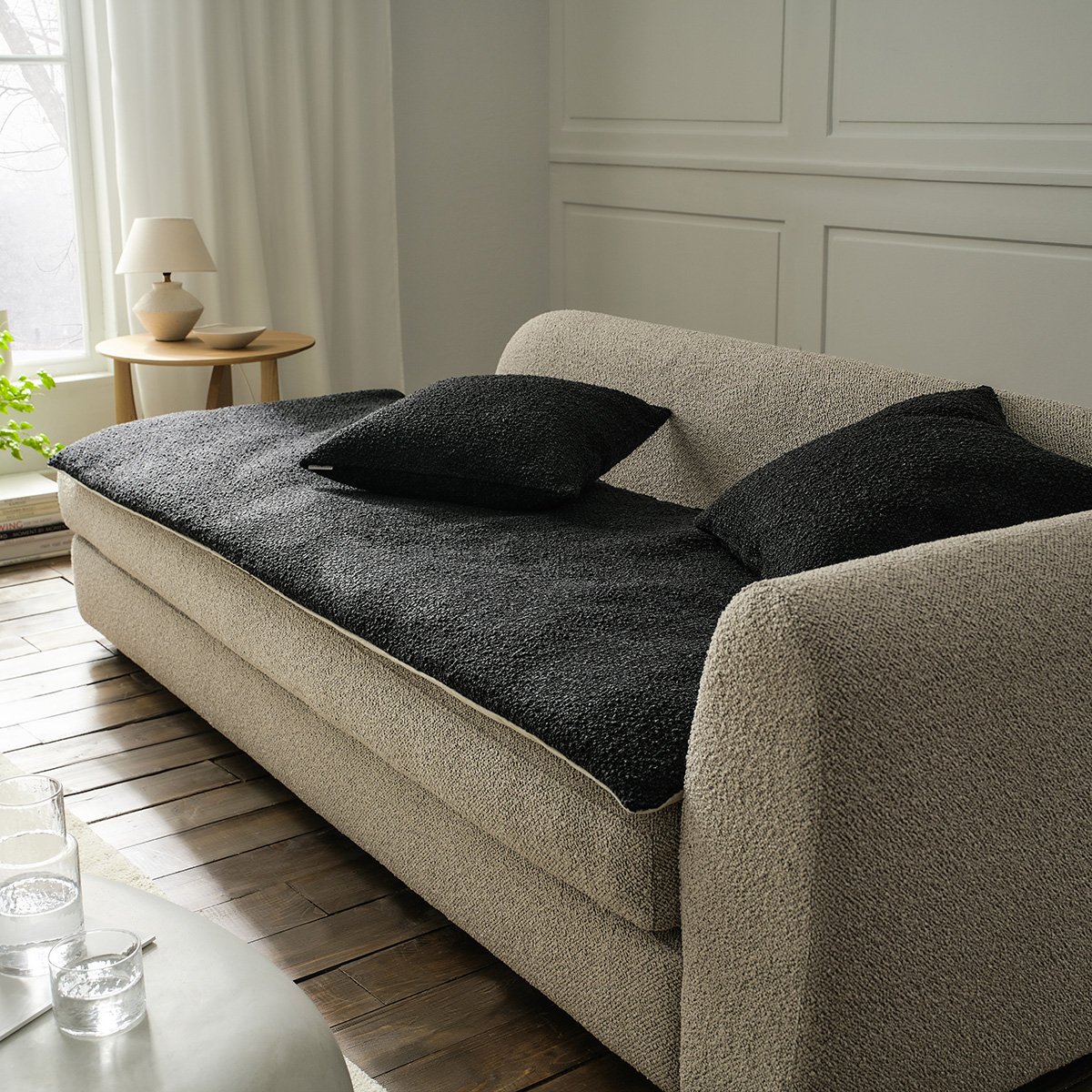 Saga Sofa Quilt Pure Black στρωμένο σε καναπέ