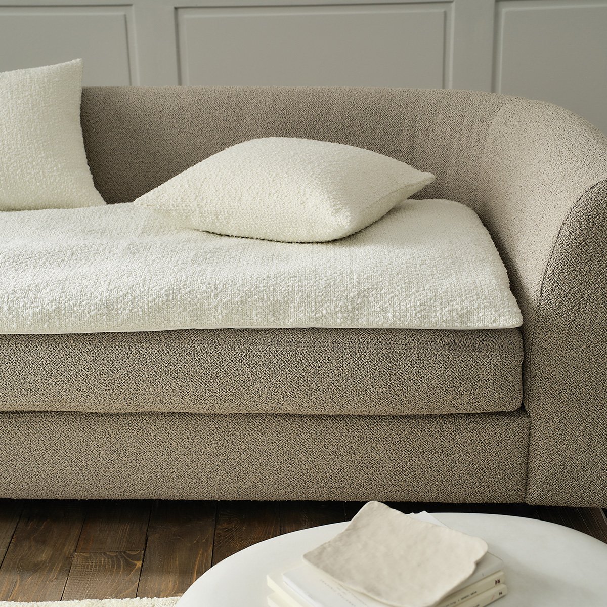 Saga Sofa Quilt Pure White στρωμένο σε καναπέ