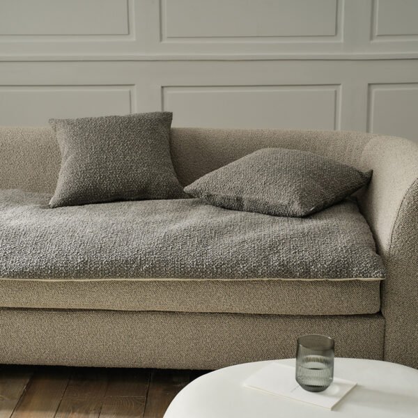 Saga Sofa Quilt Quiet Grey στρωμένο σε καναπέ