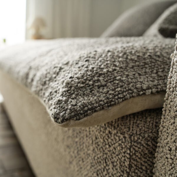 Saga Sofa Quilt Quiet Grey στρωμένο σε καναπέ