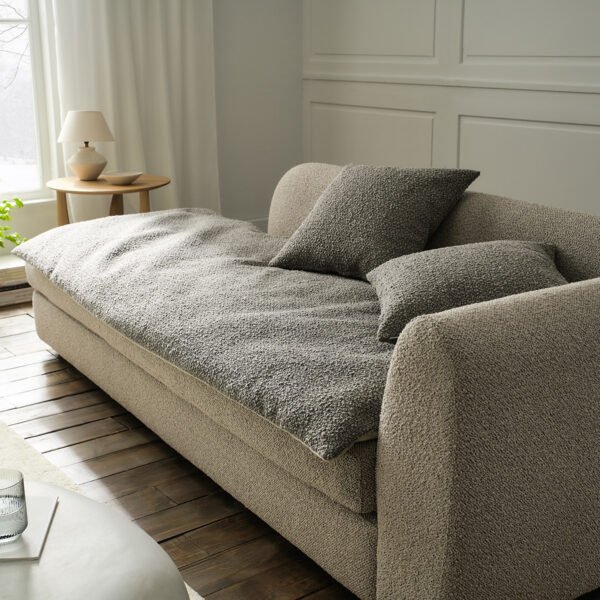 Saga Sofa Quilt Quiet Grey στρωμένο σε καναπέ