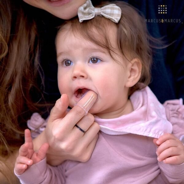 Σετ Βρεφική Οδοντόβουρτσα 2τμχ με θήκη, με την οποία μια μητέρα βουρτσίζει τα δόντια του μωρού