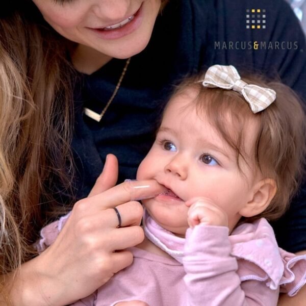 Σετ Βρεφική Οδοντόβουρτσα 2τμχ με θήκη με την οποία μια μητέρα βουρτσίζει τα δόντια του μωρού