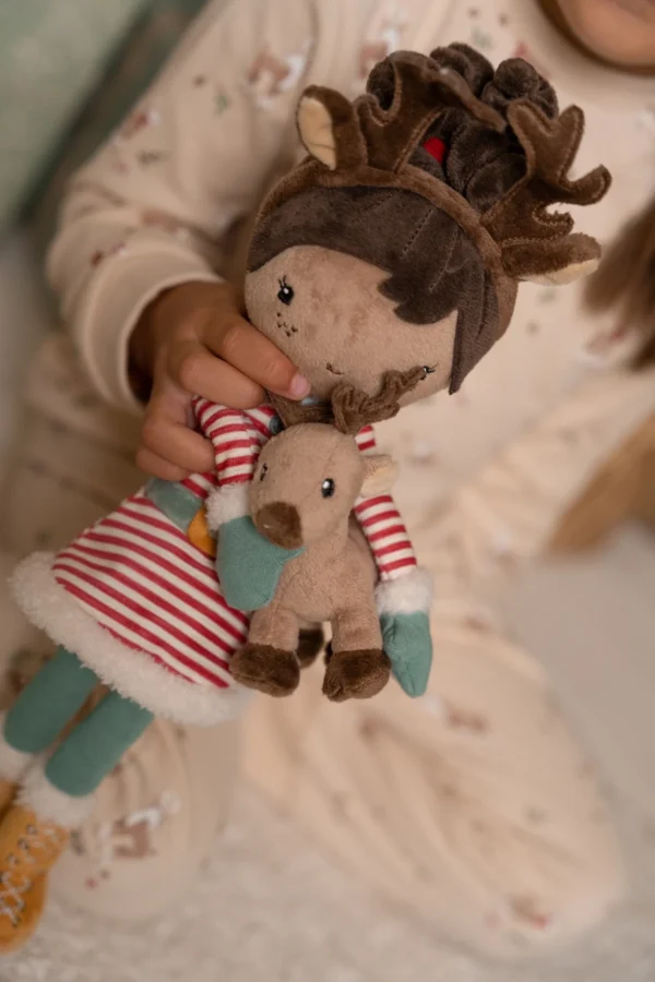 Χριστουγεννιάτικη Κούκλα Evi (35 cm), την οποία κρατάει ένα παιδάκι