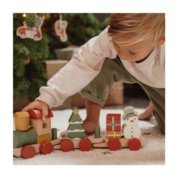 Χριστουγεννιάτικο Ξύλινο Τρενάκι, με το οποίο παίζει ένα παιδάκι