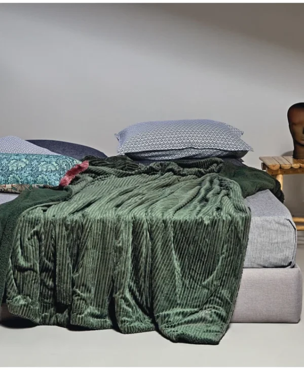 Spencer 02 Κουβέρτα Καναπέ Green στρωμένη σε κρεβάτι