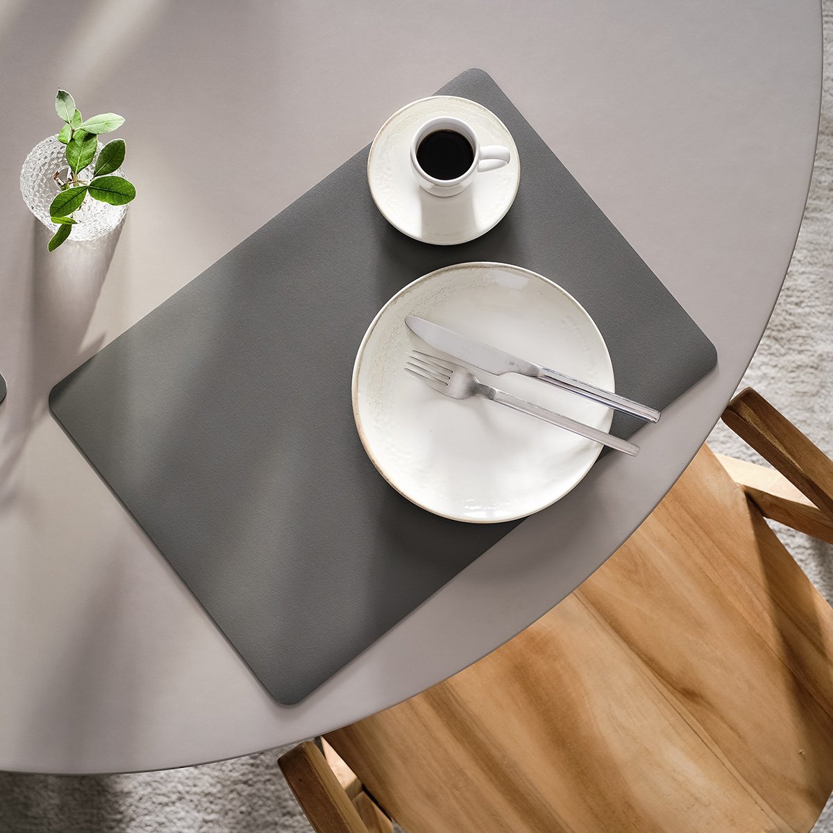 Neva Σουπλά Graphite Black πάνω σε τραπέζι με πιάτο