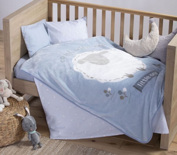 Sweet Sheep Βρεφική Κουβέρτα στρωμένη σε κρεβάτι