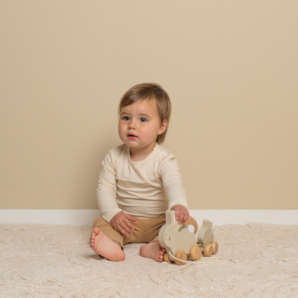 Baby Bunny Ξύλινη Τρεχαλίτσα, με την οποία παίζει ένα παιδάκι