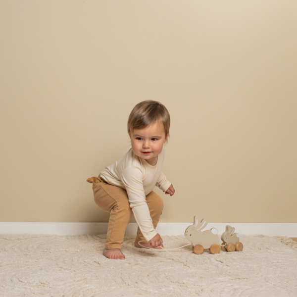 Baby Bunny Ξύλινη Τρεχαλίτσα, με την οποία παίζει ένα παιδάκι