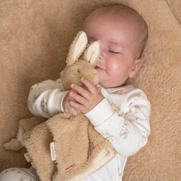 Baby Bunny Υφασμάτινο Ντουντού, το οποίο κρατάει στο χέρι του ένα βρέφος