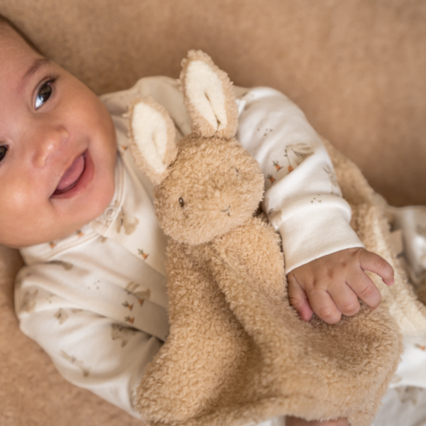 Baby Bunny Υφασμάτινο Ντουντού, το οποίο κρατάει στο χέρι του ένα βρέφος
