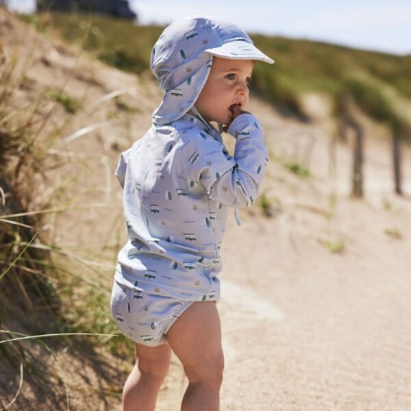Surf Boy Μπλούζα Με Προστασία UV50 φορεμένη από ένα παιδάκι