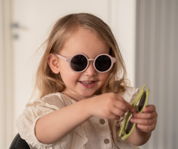 Γυαλιά Ηλίου Bleached Mauve, τα οποία φοριούνται από ένα παιδάκι