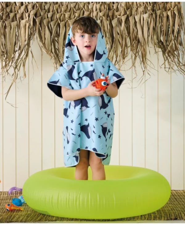 Float 246 Πόντσο Παραλίας, από 80% polyester και 20% polyamide, φορεμένο από ένα παιδάκι